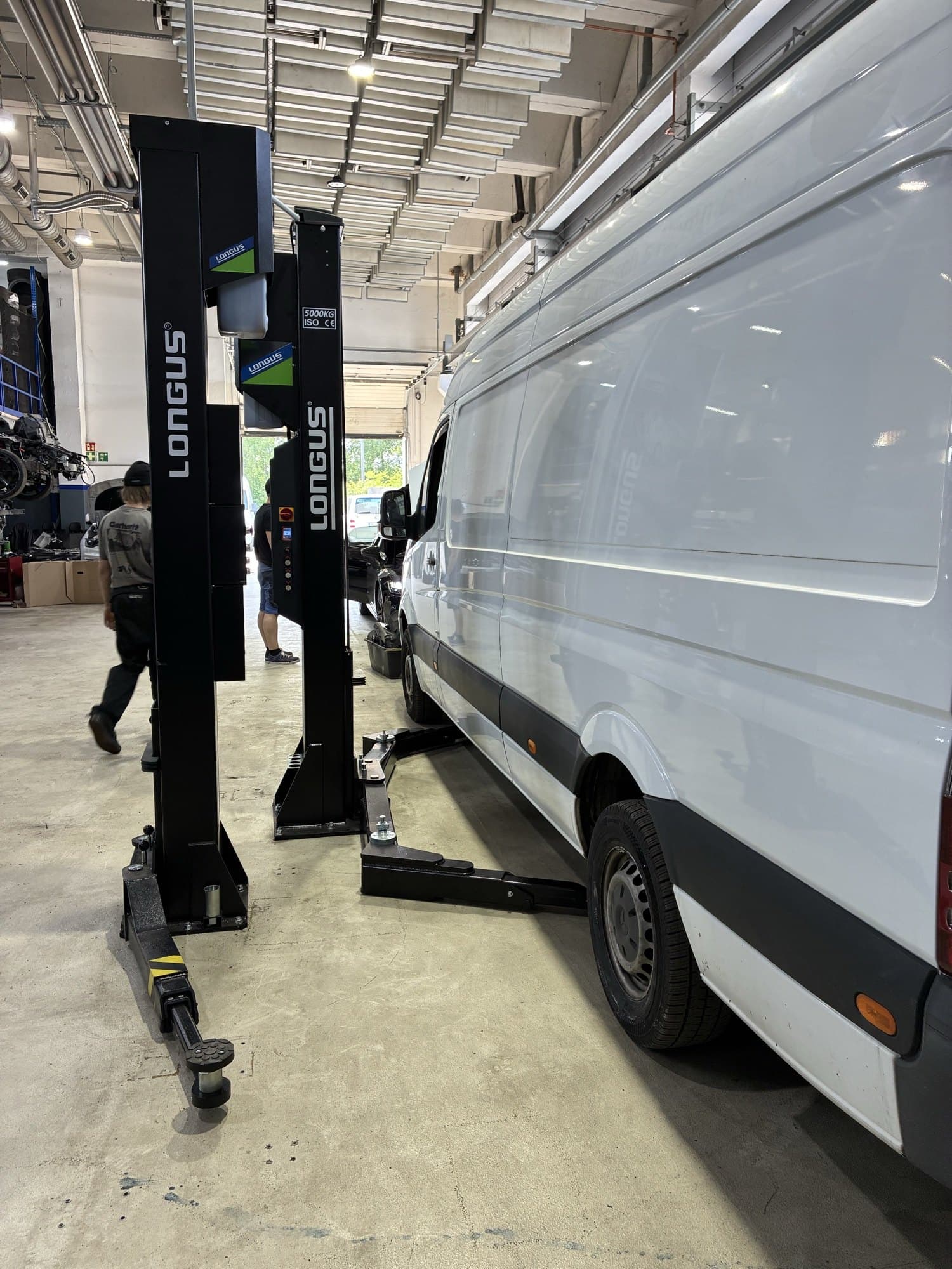 Fehlersuche bei Max Motors in Berlin – Fahrzeug auf der Hebebühne