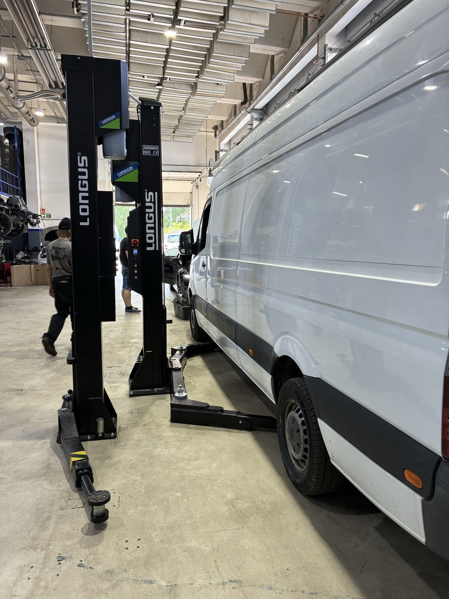 Klimaservice bei Max Motors in Berlin – Fahrzeug auf der Hebebühne