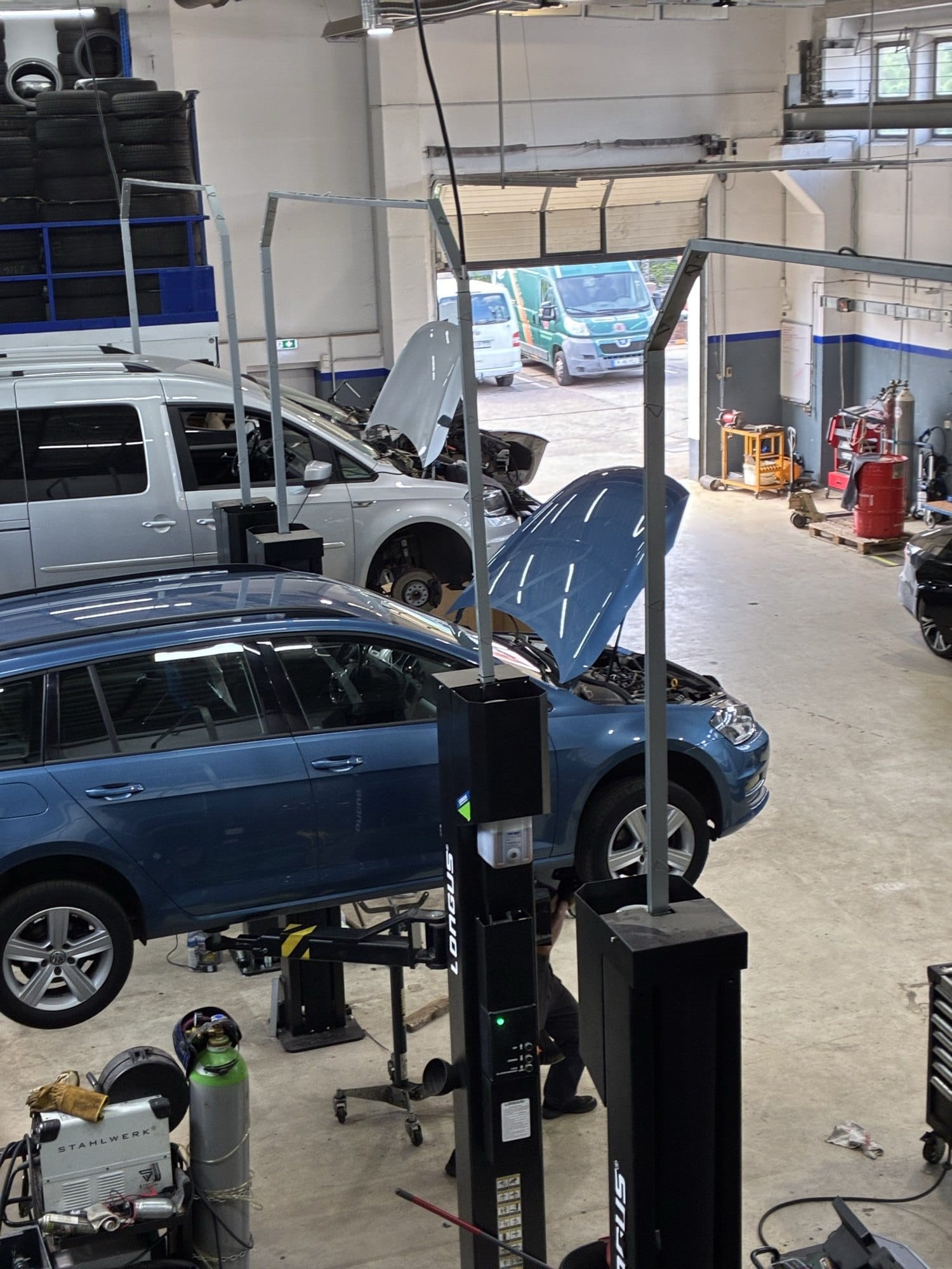 Achsvermessung bei Max Motors in Berlin – Fahrzeug mit demontiertem Rad
