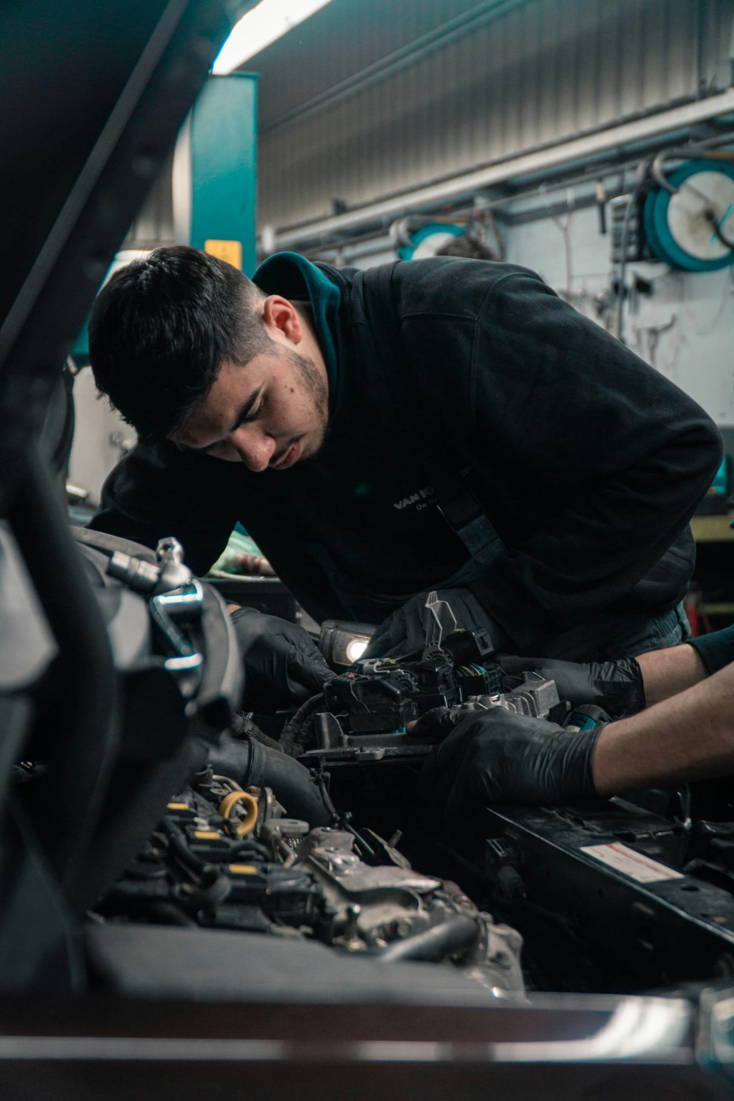 Werkstatt von Max Motors in Berlin – Arbeit am Fahrzeug