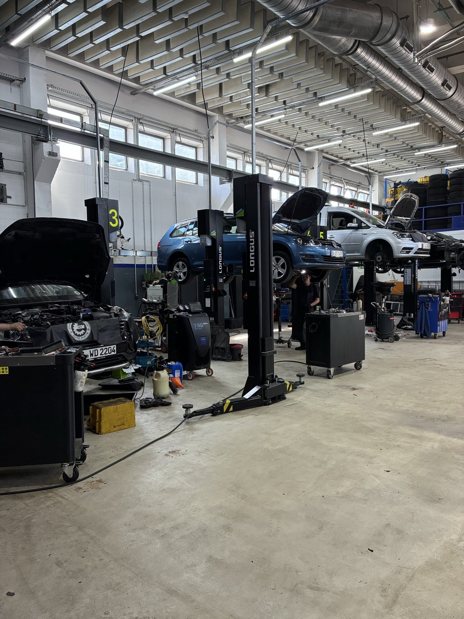 Fahrzeuge auf den Hebebühnen in der Werkstatthalle von Max Motors Berlin
