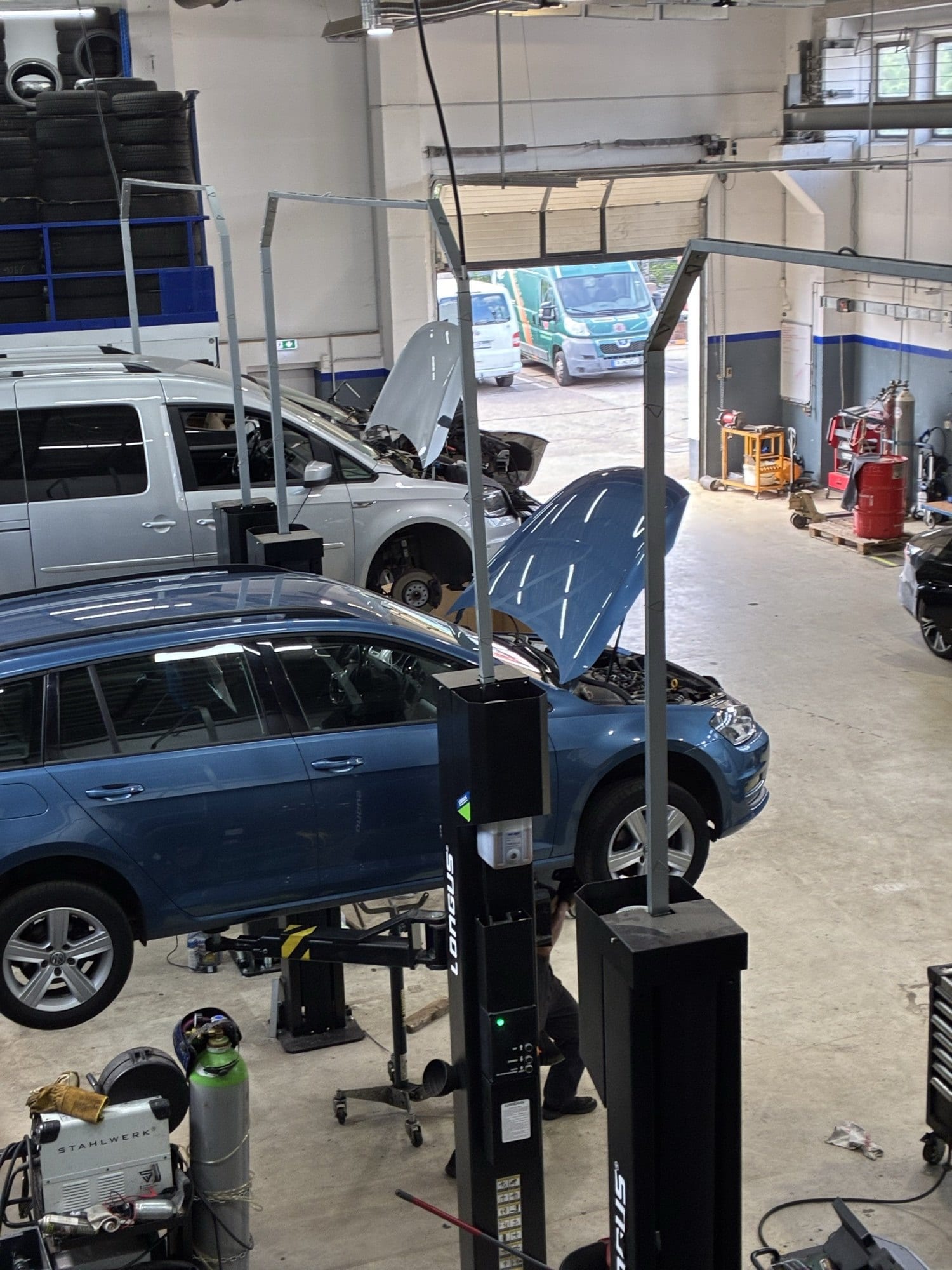Fahrwerksarbeiten in der Kfz-Meisterwerkstatt Max Motors in Berlin