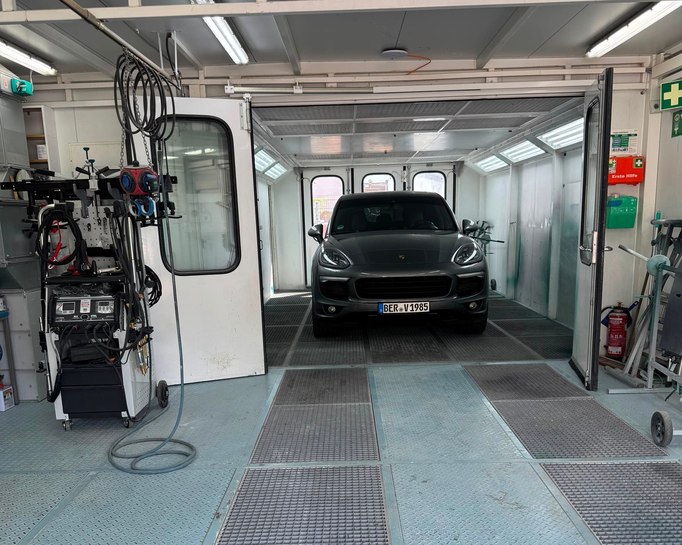 Lackiererei bei Max Motors in Berlin – eigene Lackierkabine